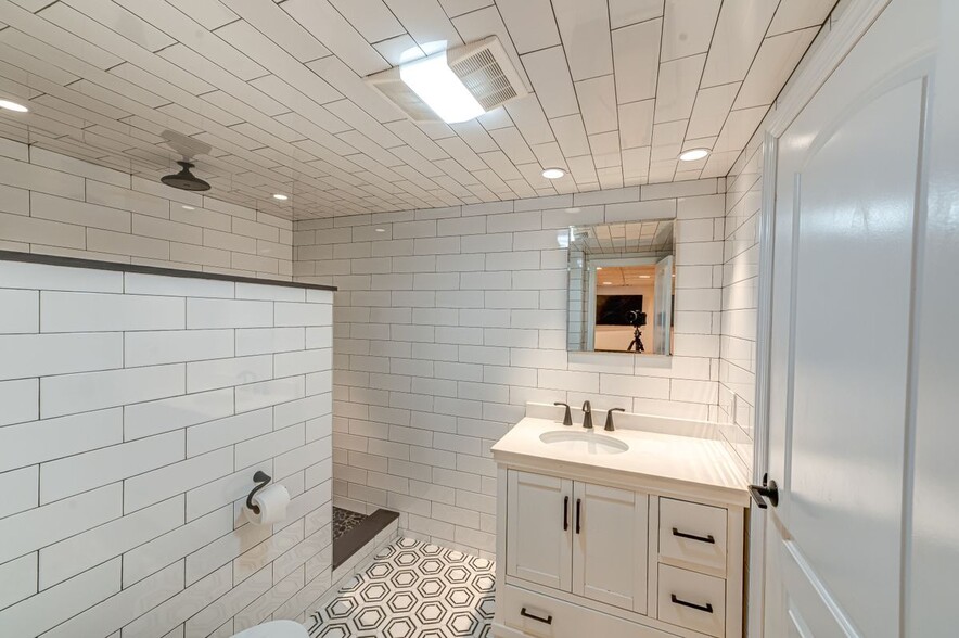 Building Photo - 2002 City Ave