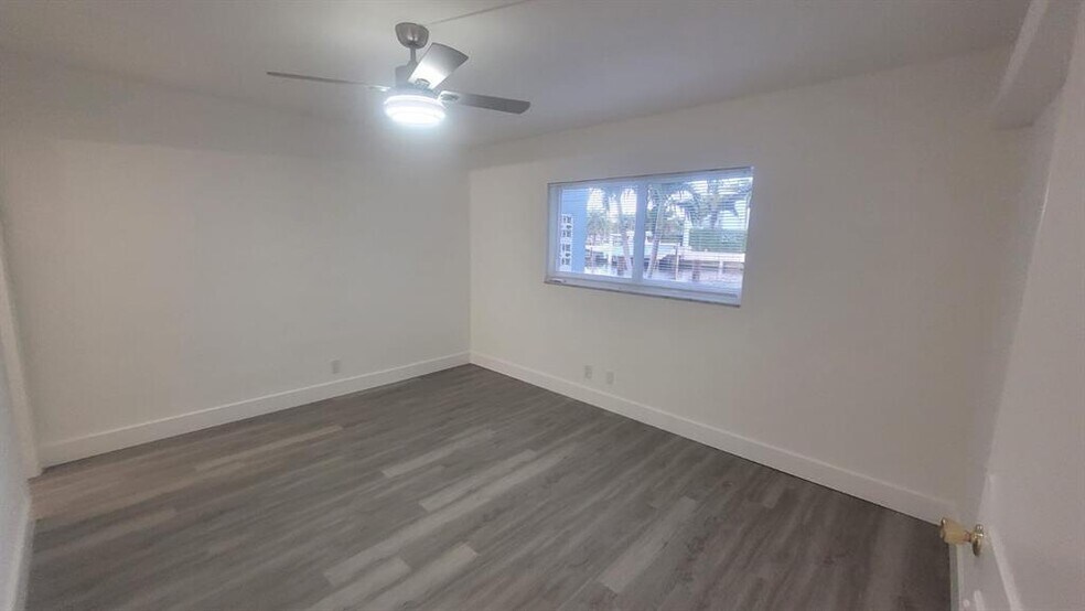 Building Photo - 1100 Pine Dr