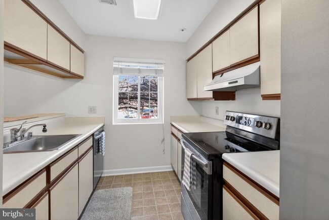 Building Photo - 4950 Columbia Rd