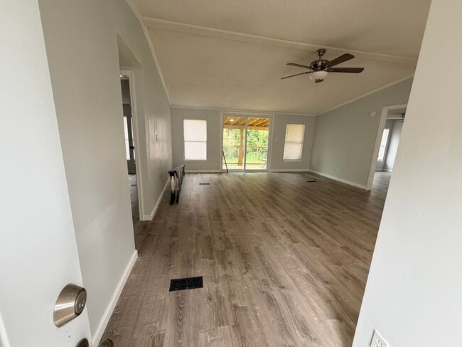 Building Photo - Rare Rockford rental available now!