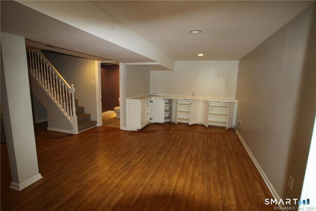 Building Photo - 6 Cherry Ln