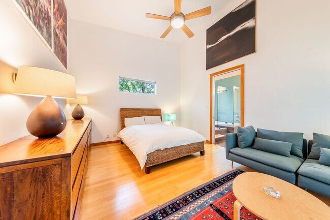 Building Photo - Gorgeous Fully Furnished Home in Brentwood - Short Term Lease  Options Available