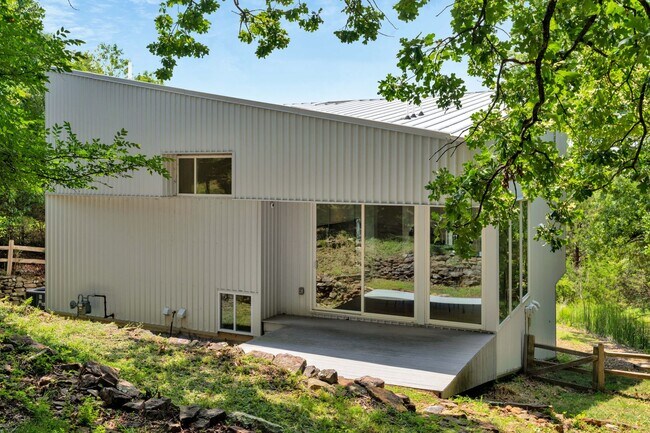 Building Photo - 1124 Heath Dr