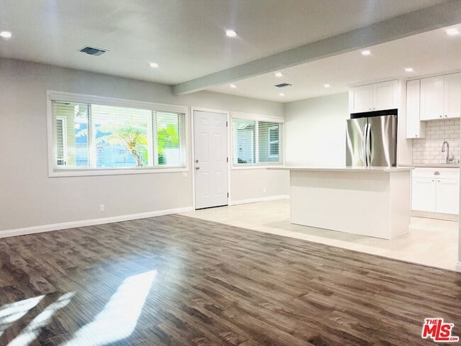 Building Photo - 624 N Toluca Park Dr