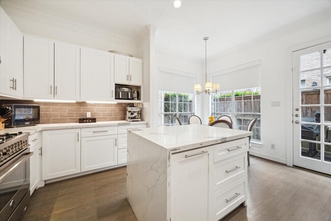 Building Photo - 2842 Briarhurst Park