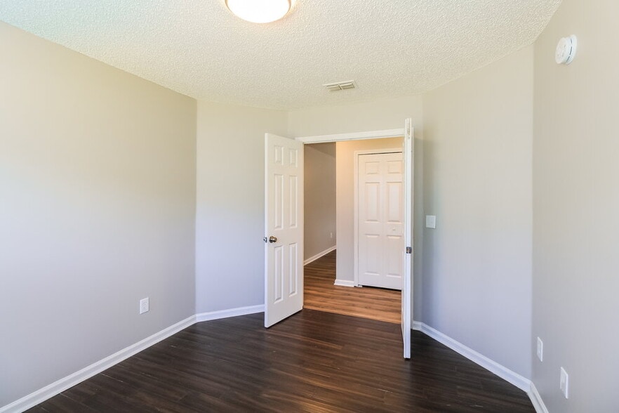 Building Photo - 597 Prosperity Lake Dr