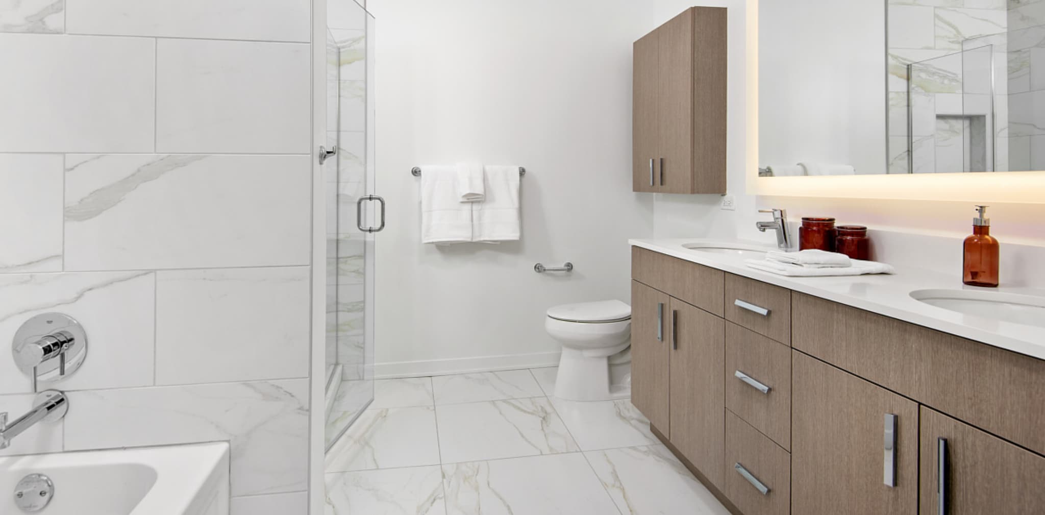 Building Photo - 1212 N La Salle Dr