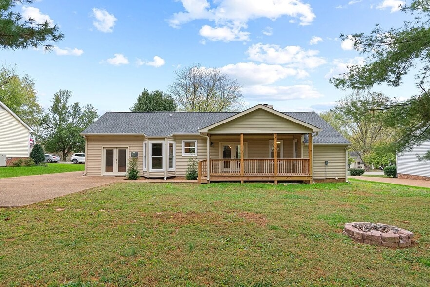 Building Photo - 723 Riverview Dr