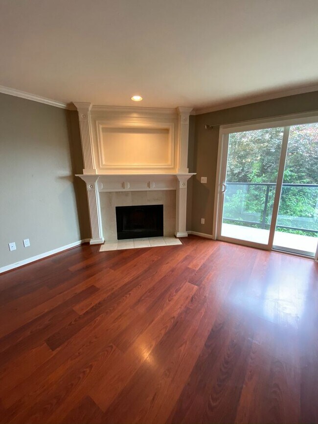 Building Photo - Desired Location in Kirkland - 2 Bedroom 2...