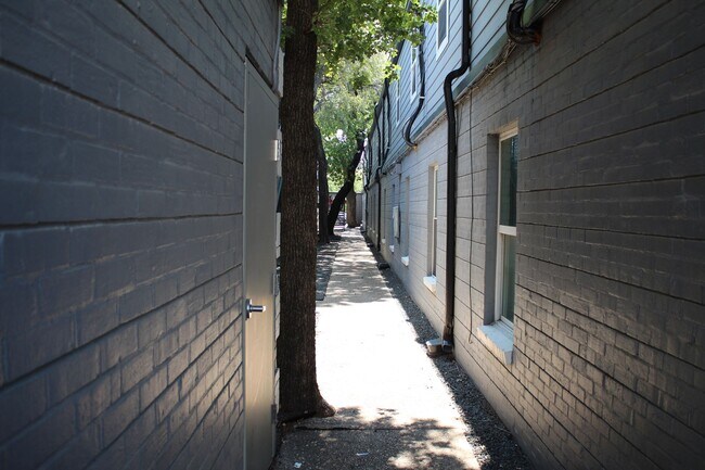 Building Photo - Spacious One-Bedroom at Hyde Park Square