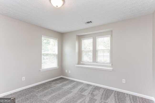 Building Photo - 2210 Valley Creek Dr