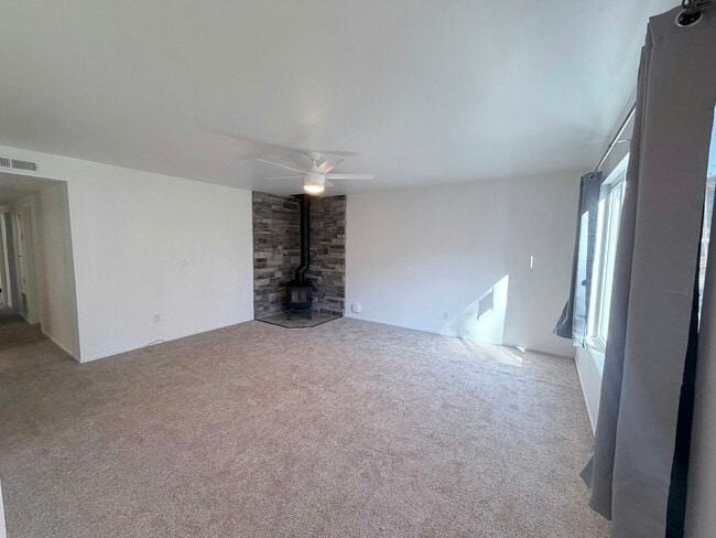 Building Photo - 670 Pine Way