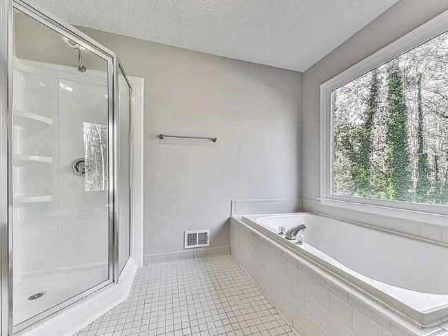 Building Photo - 2189 Chartwell Dr
