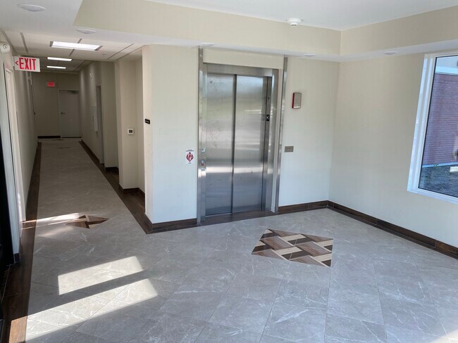 Building Photo - 1040 Como Ave SE