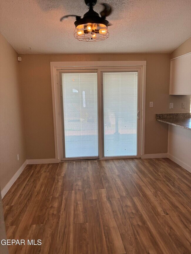 Building Photo - 5527 Carousel Dr
