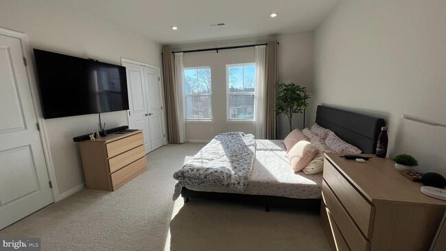 Building Photo - 11 Sidney Ln