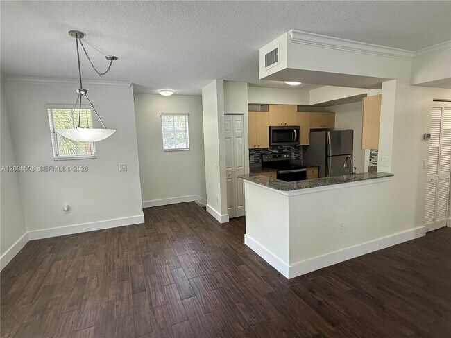 Building Photo - 2442 Centergate Dr