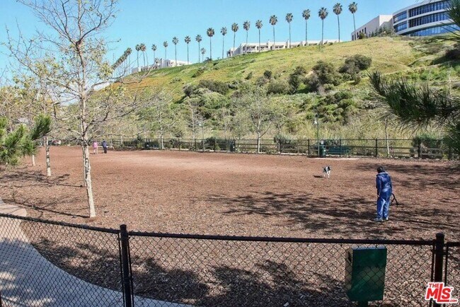 Building Photo - 5350 Playa Vista Dr