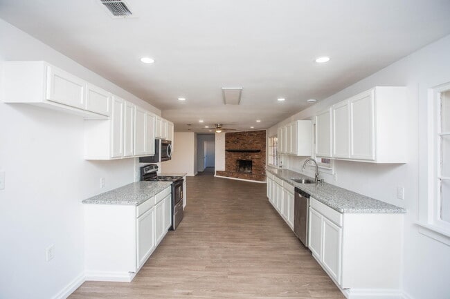 Building Photo - 6004 Vernon Ave