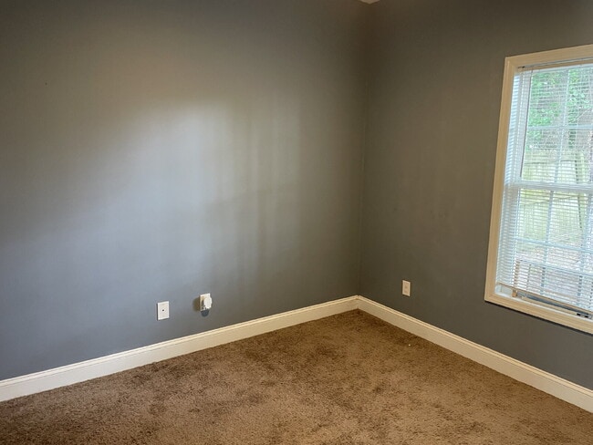 Building Photo - Pet Friendly Three Bedroom Two Full Bathro...