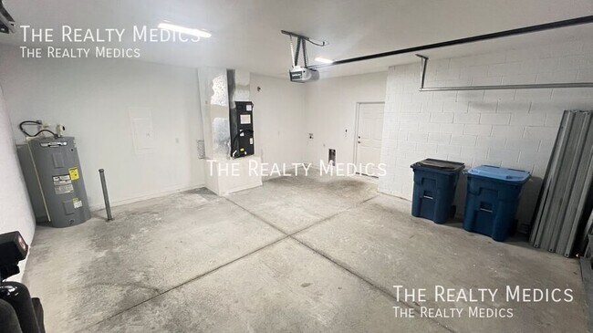 Building Photo - 1682 Waneta St SE