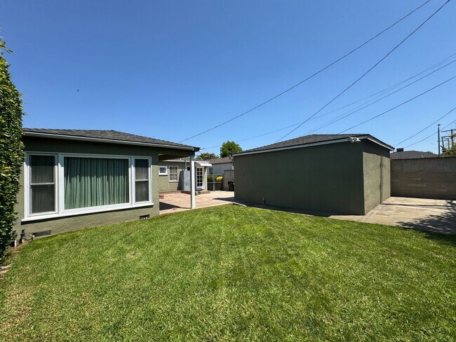 Building Photo - LOVELY 4BD 1,5BA HOME W/Large Backyard