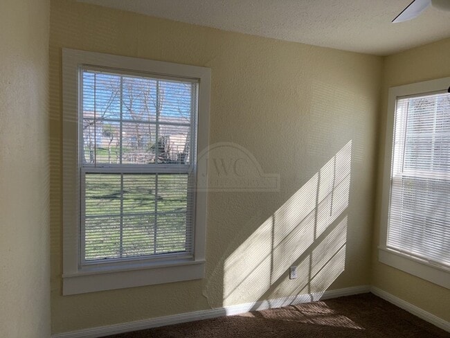 Building Photo - 515 W Kern Rd