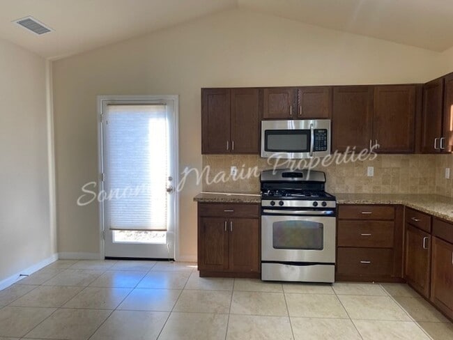 Building Photo - ~ Country Home ~ 2 Bedrooms & 2 Full Bathrooms with Attached Garage ~ Gated Community