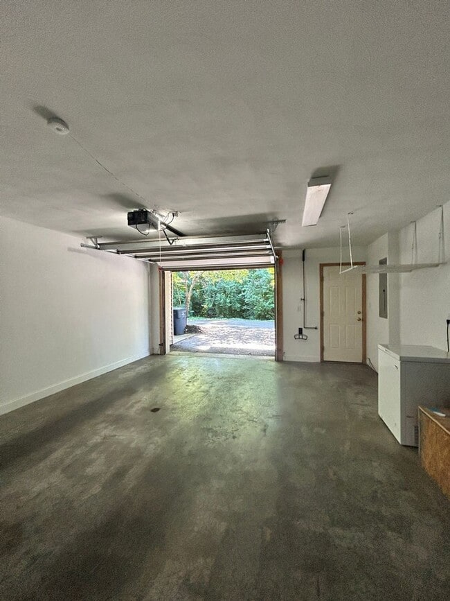 Building Photo - Like New Townhome in Old SW! Close to Cari...