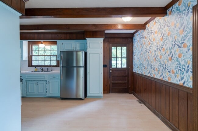 Building Photo - $500 off second full month of rent- Single...