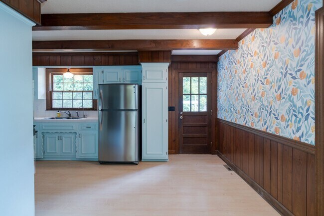 Building Photo - Single Family Home on almost an acre, 4 be...