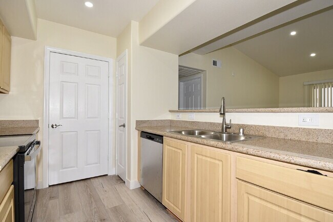 Building Photo - Charming 2nd Floor Unit In Gated Community!