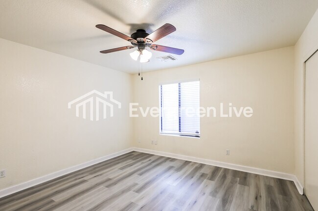 Building Photo - 1462 W Breakwell St