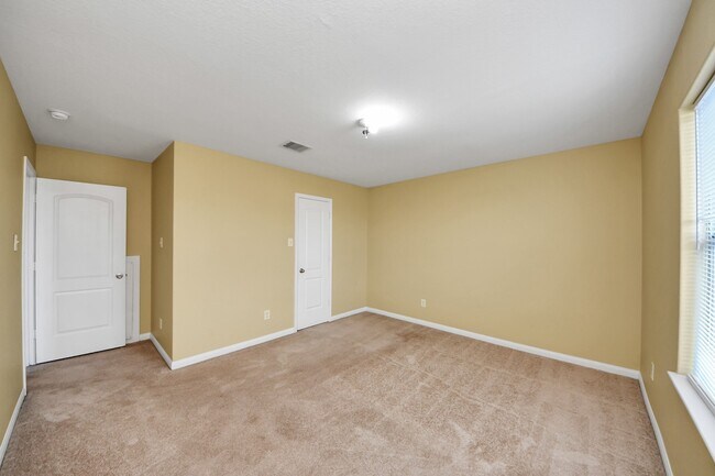 Building Photo - 6915 Primrose Rd