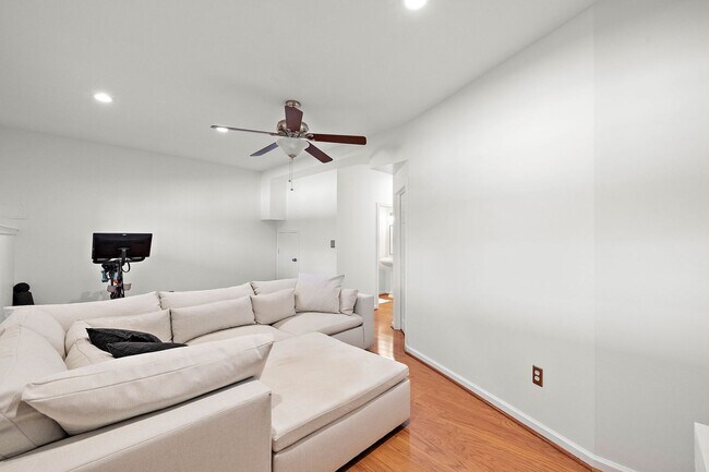 Building Photo - Beautiful Townhome in Ballymeade