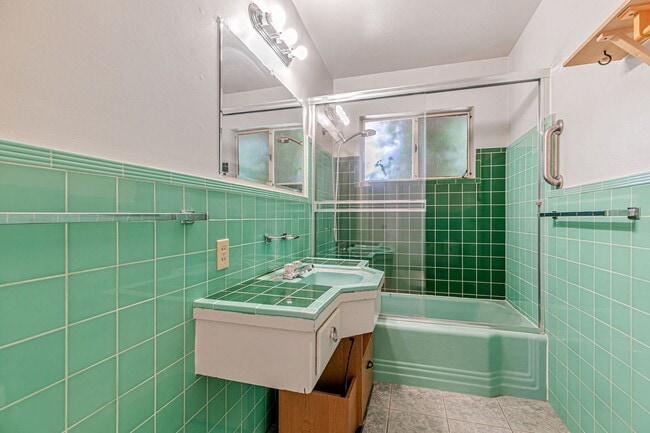 Building Photo - Classic Ranch Style Home in Top School Dis...