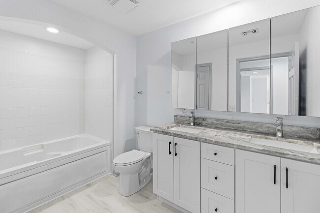 Building Photo - MOVE IN SPECIAL- Beautiful Newly Renovated 2/2 Condo at The Waverly on Lake Eola in Downtown Orlando