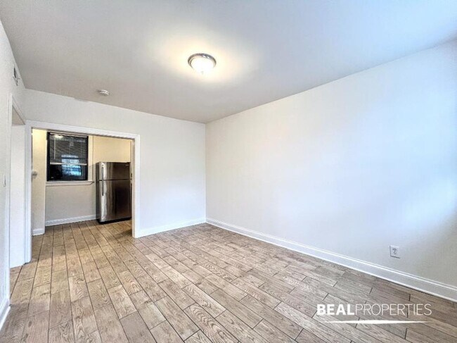 Building Photo - 1 bedroom in CHICAGO IL 60613