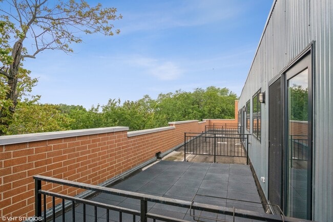 Building Photo - 7209 N Oakley Ave