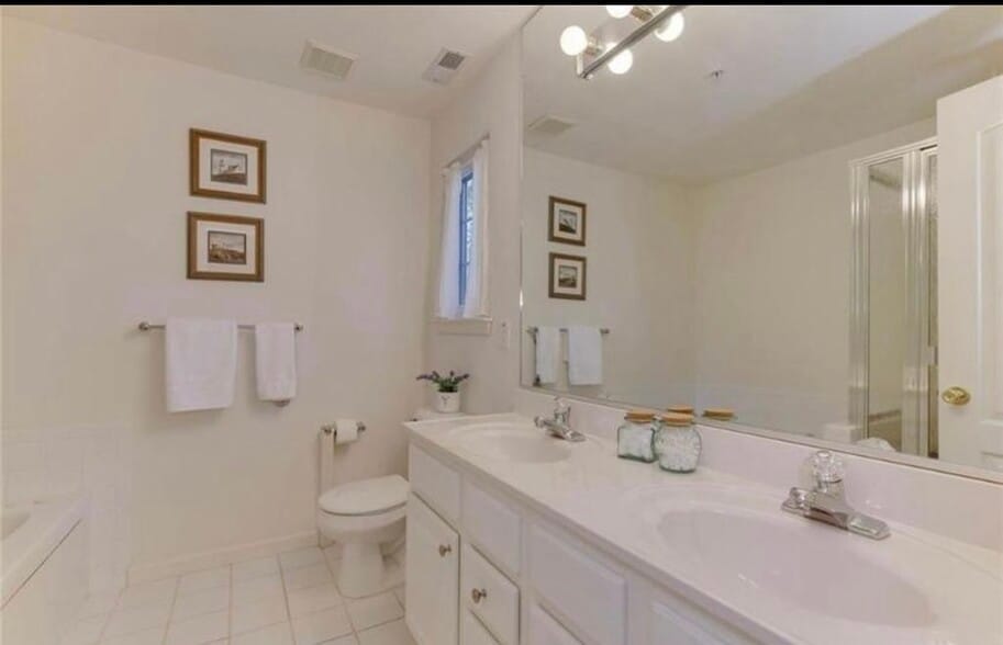 Building Photo - 900 Charnell Dr