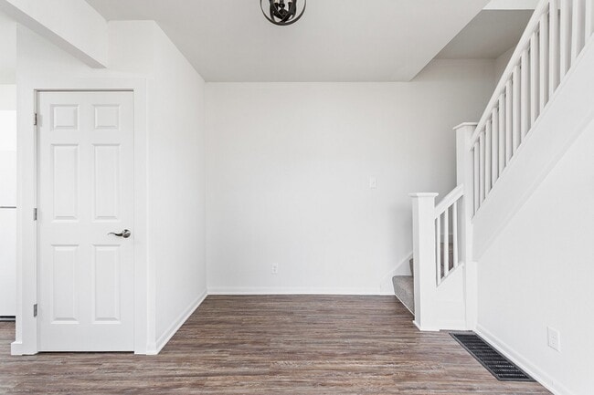 Building Photo - 563 Tecumseh St