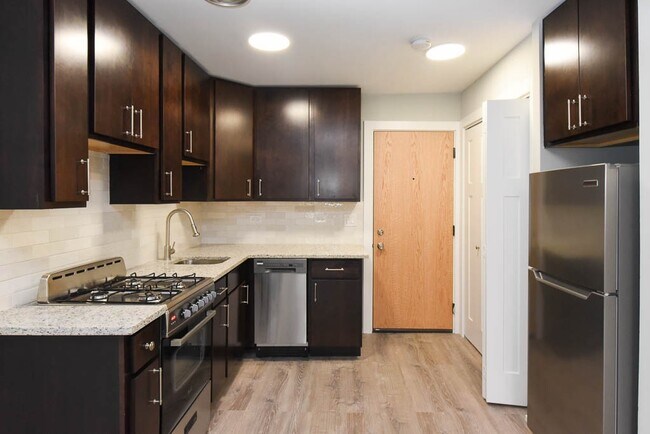 Building Photo - 450 W Barry Ave