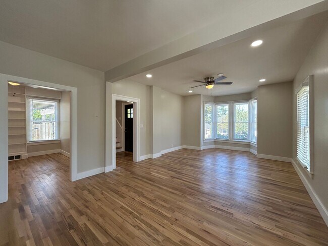 Building Photo - Rent Special! - Gorgeous 3 Bed + Bonus Roo...