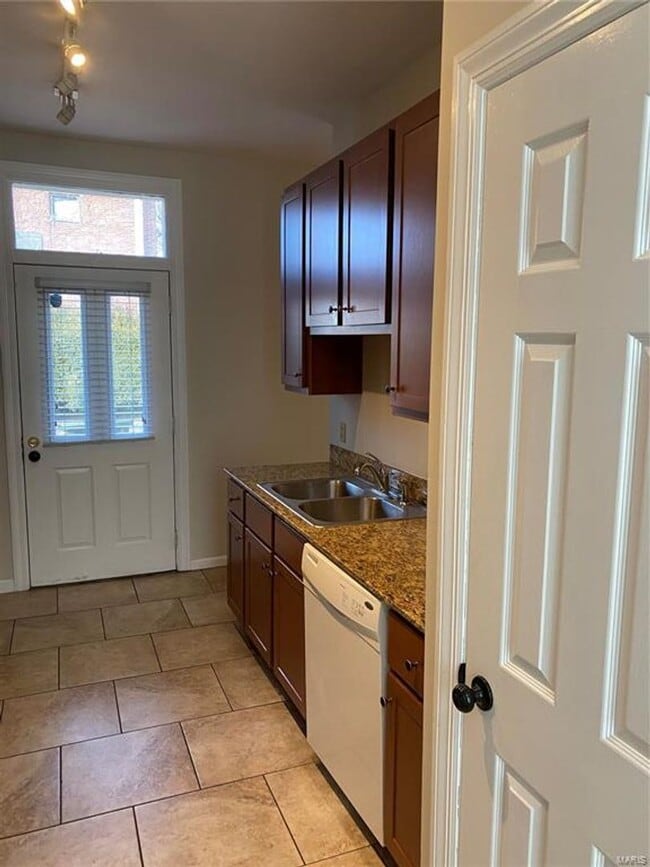 Building Photo - 816 Ann Ave