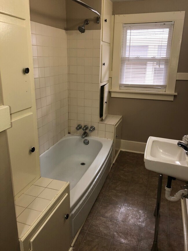 Building Photo - 3406 Robinwood Dr