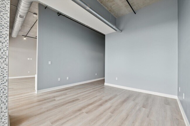 Building Photo - 350 N Main St