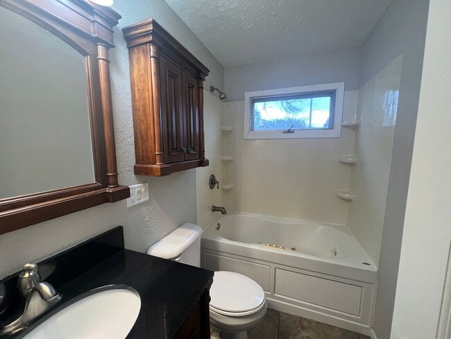 Building Photo - 1760 Fairmont Dr