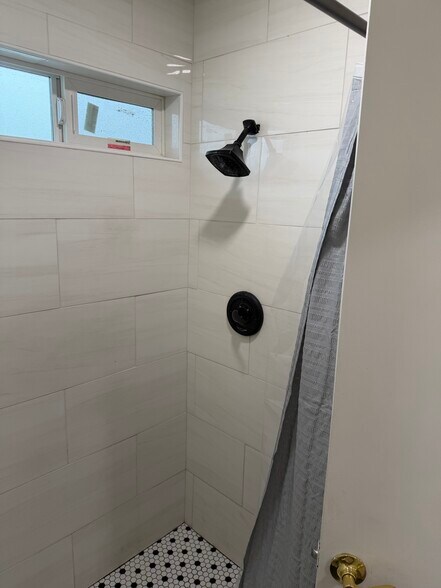 Shower - 4807 El Camino Ave