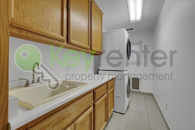 Building Photo - 1330 Kingswood Dr