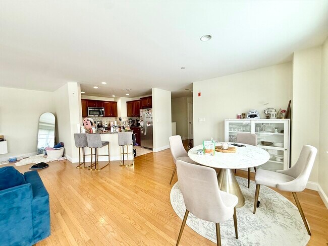 Building Photo - 120 Wyllis Ave